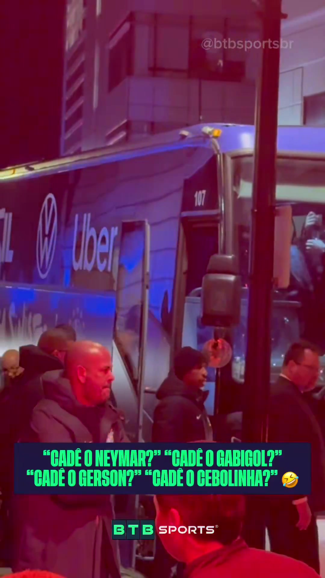 刀塔-世界杯带不带？巴西队抵达波士顿，迎接的球迷高喊"内马尔在哪？"