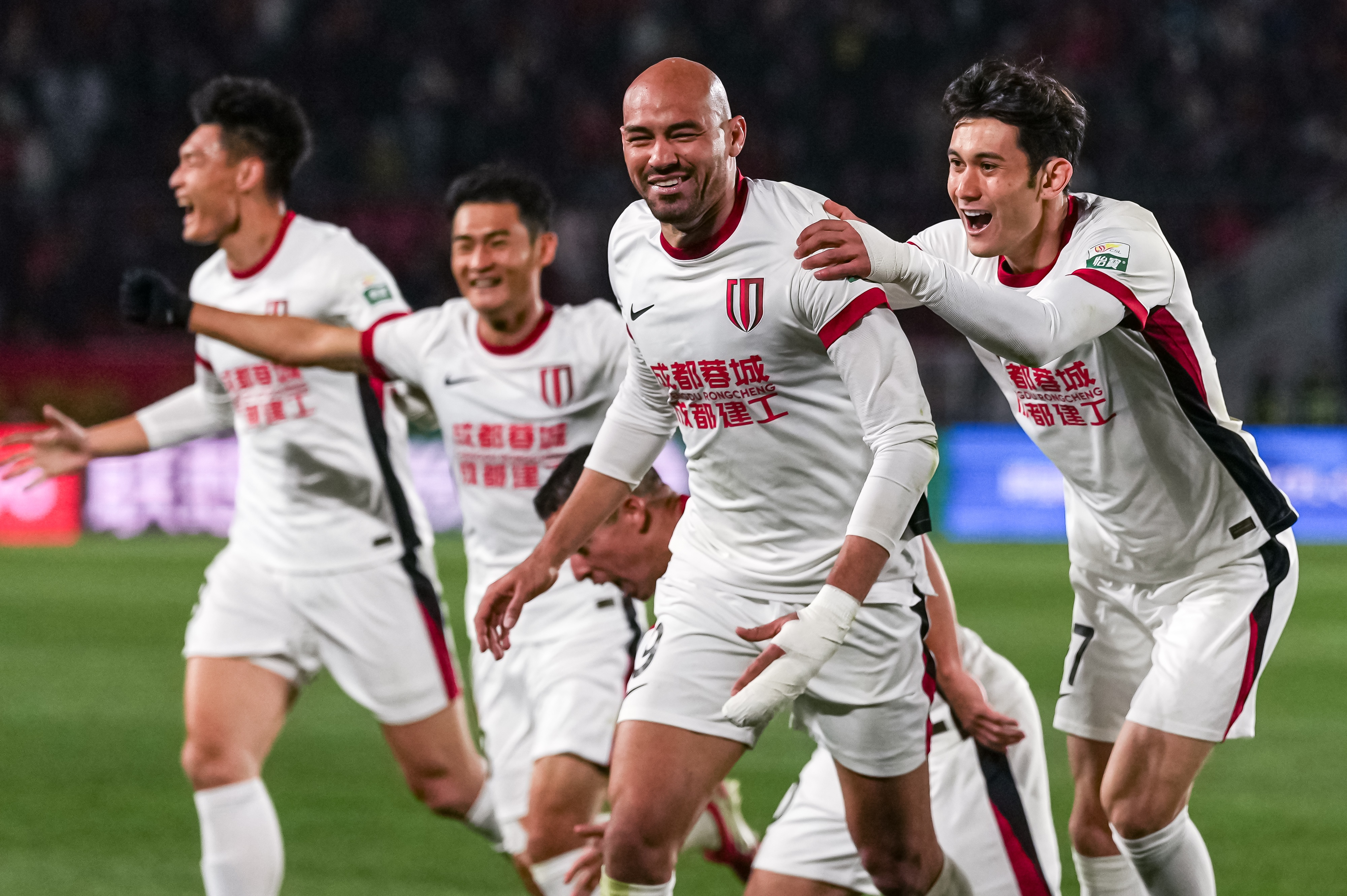 esports-足球报：蓉城展现统治级表现，宣告从成长蜕变期迈入争冠成熟期