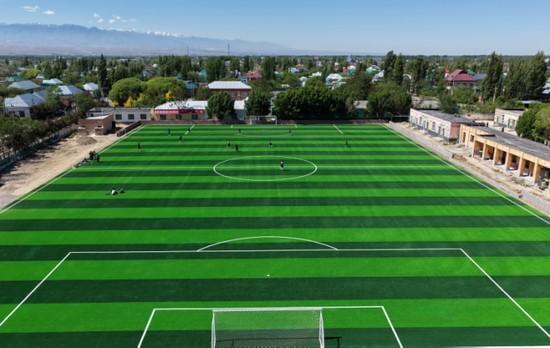 新疆伊宁一青年投资500万元，在当地自建FIFA标准足球场